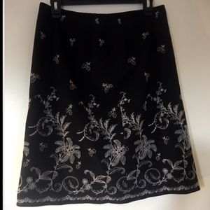 Ann Taylor Black & White Embroidered Skirt (6p)